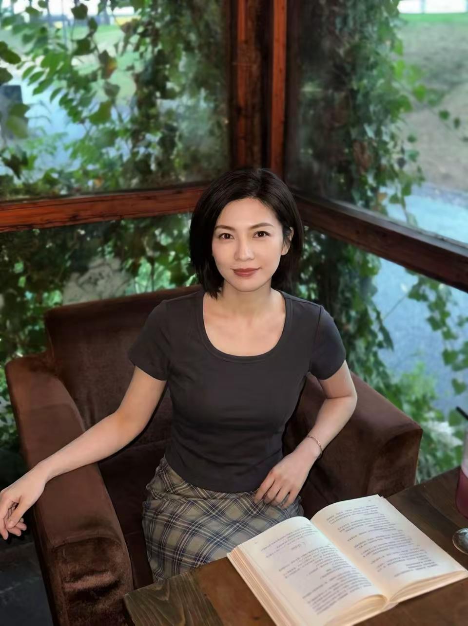 长相可以输 气质方面从未输过。标题党一下哈哈可以穿短袖了最近 好🥵灰色气质👚
