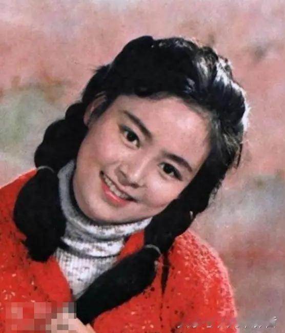 她们是新中国第一批走向世界女演员，但打动人的方式根本不一样。

张瑜；干净炽热，