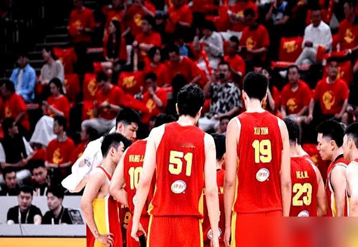 2米18的大中锋，杨瀚森，在场上折返跑。

出场13分半，拿了9分7板。

赛后
