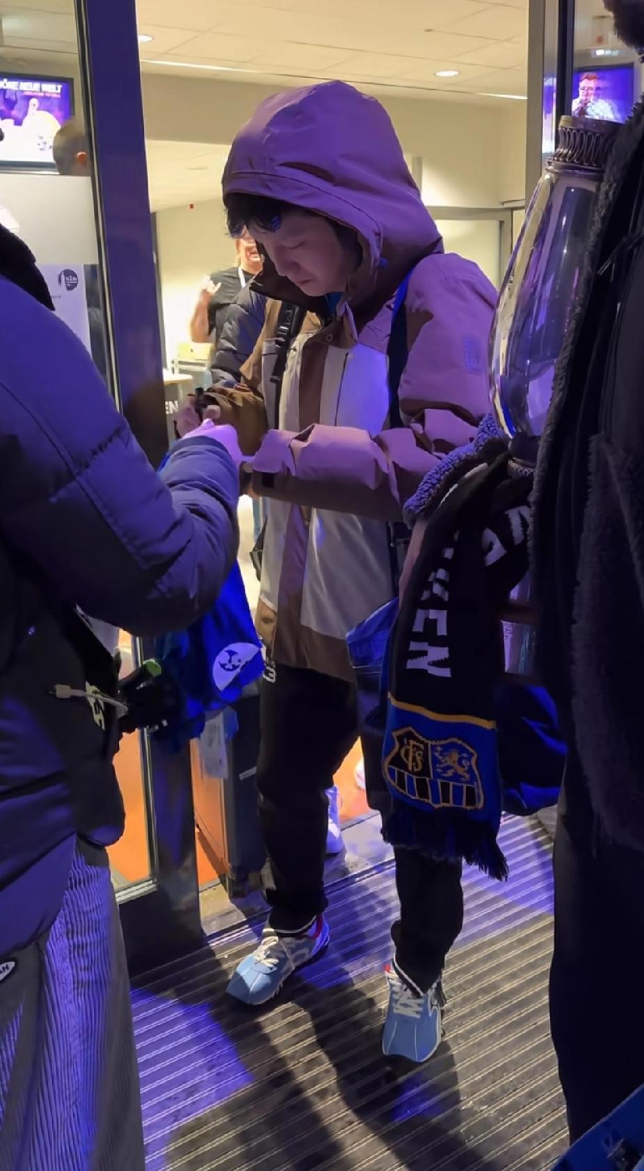 樊振东赛后签名名场面！一句“拽一下”也太温柔了
 
刚走出德国杯赛场的樊振东，被