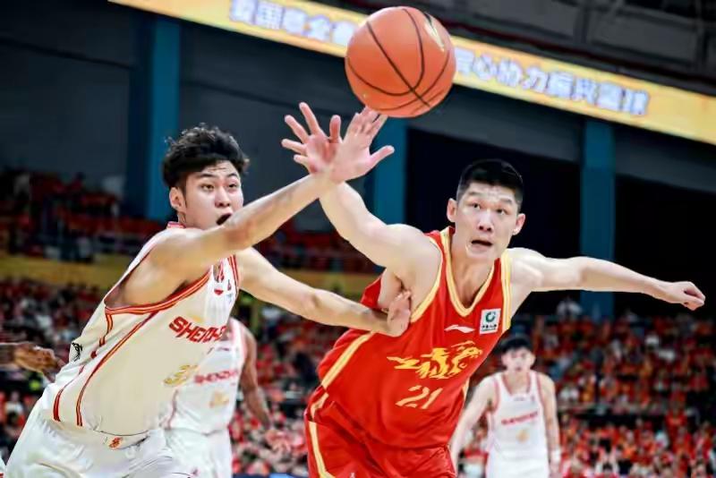 【一场比赛双方多名球员受伤离场，比赛激烈程度超乎想象。】昨晚CBA 半决赛继续进