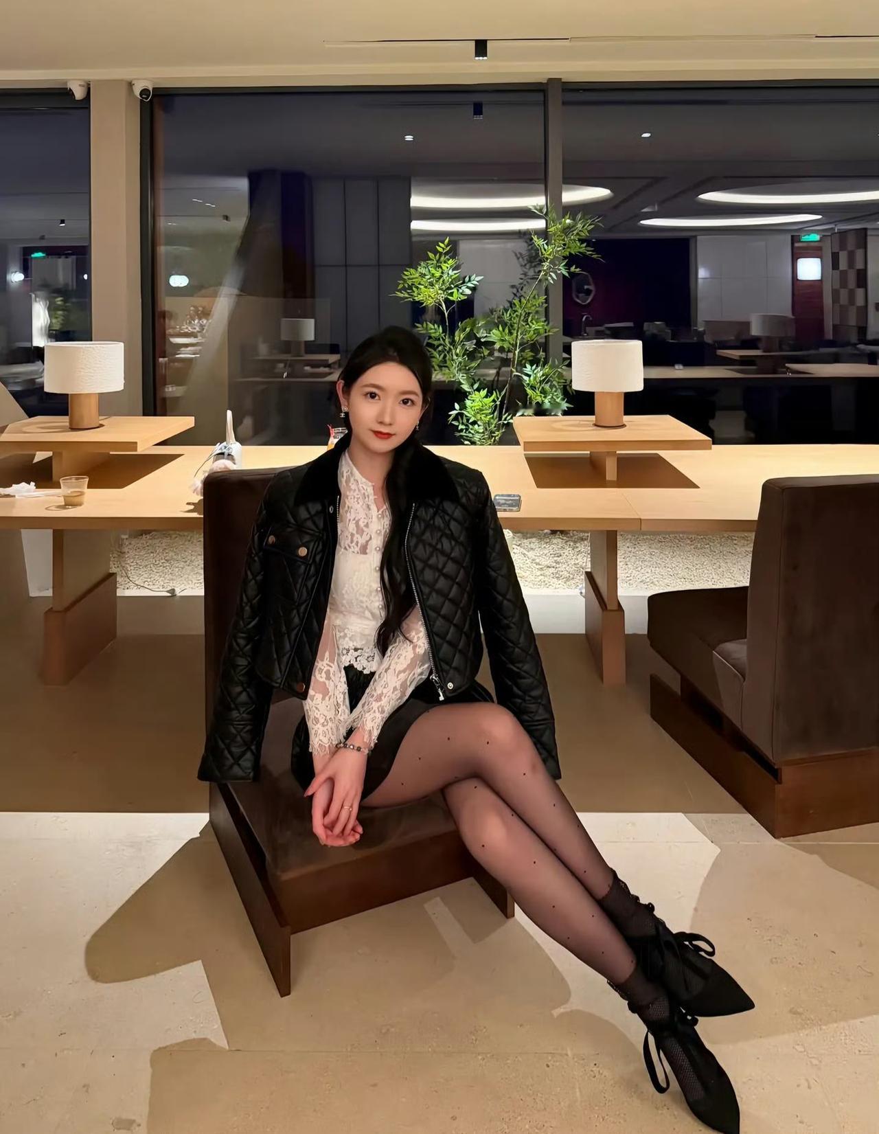 这套是甜酷轻熟风，核心是黑色菱格皮外套+蕾丝内搭的组合：皮外套自带酷感，蕾丝内搭