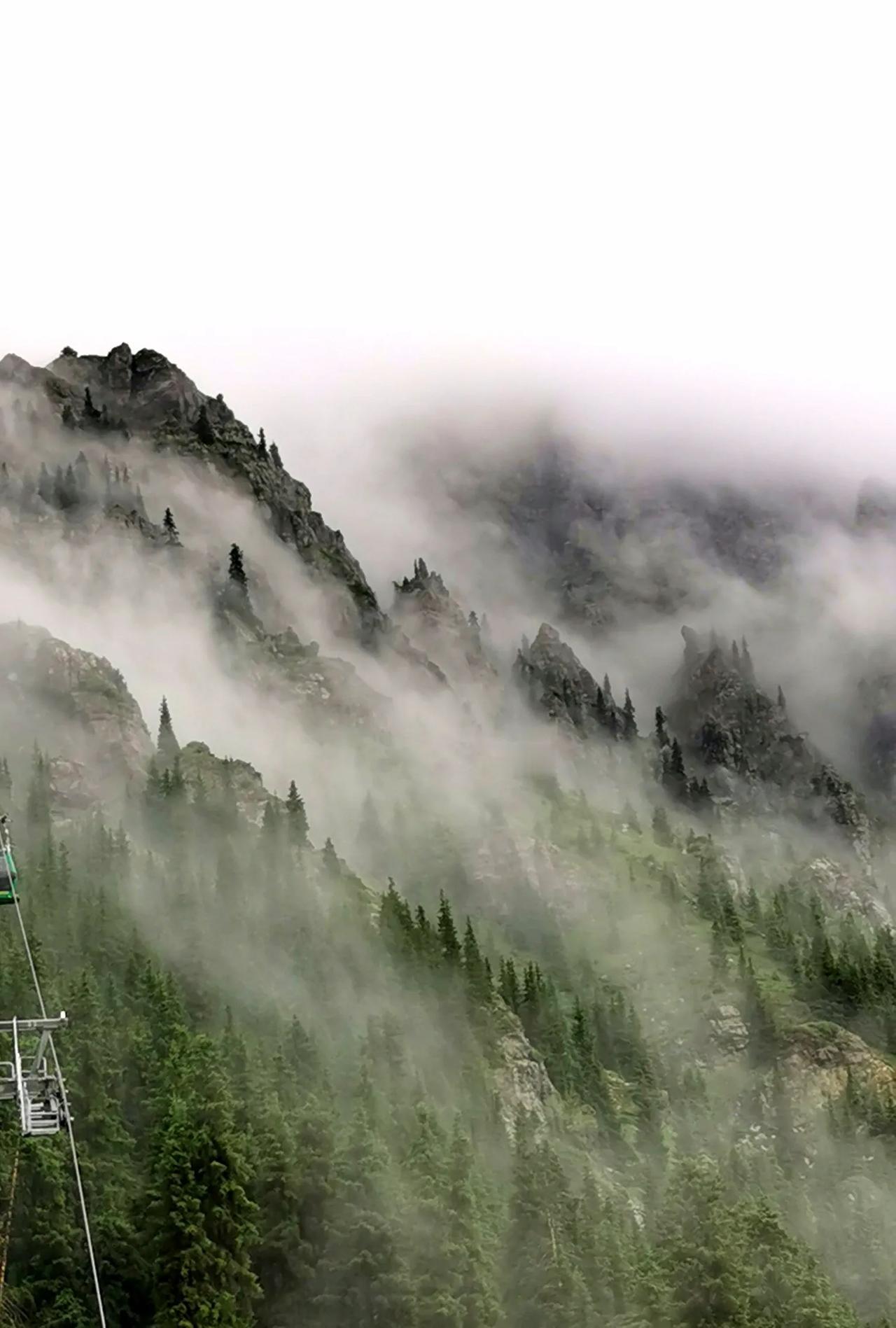 我是2023年的七月中旬登天山的，当时山上正在下雨，同行的好多人在天池旁边避雨，