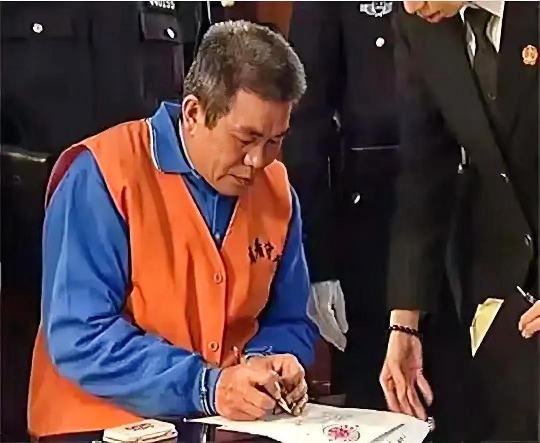 2009年，广州看守所，陈炳锡在死刑书上签字时，留下的一张老照片，他是一个原本有