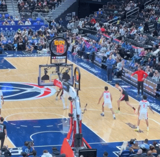 来了！今天杨翰森再次展现梦幻脚步！
在今天NBA常规赛开拓者对阵奇才的第二节比赛