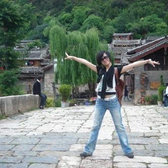2007年，姚贝娜的生活照，拍摄地点是云南丽江束河古镇石桥，照片来自姚贝娜当年个