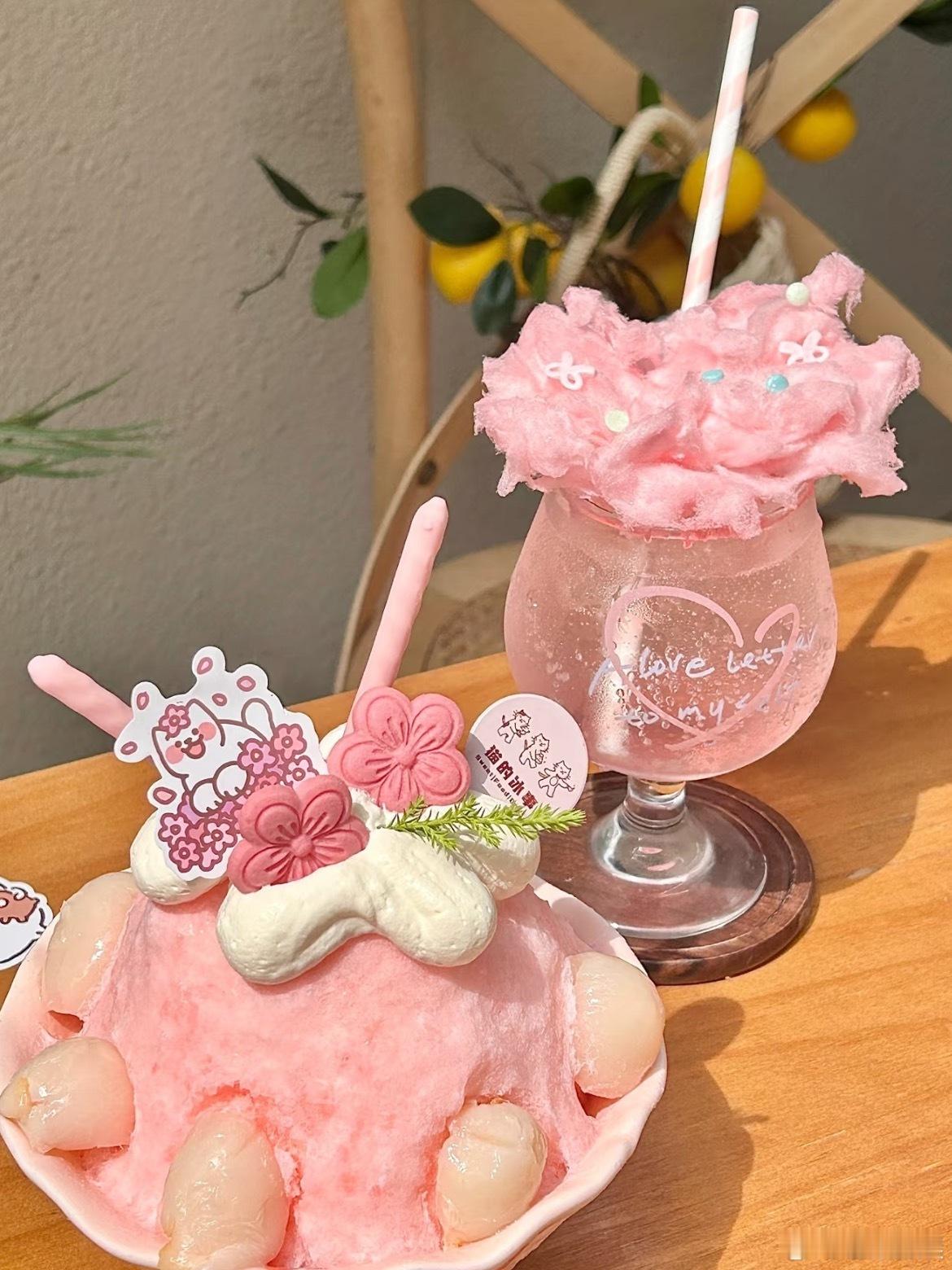 粉荔桃桃雪花冰 雪花冰要够细够绵，荔肉要够鲜够甜，桃丁要够糯够香。一勺下去，冰的