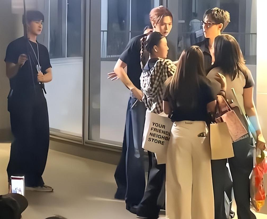 “哥哥不用担心，下次来中国开见面会，中国人还是会像狗一样凑过来的”，这话从何说起
