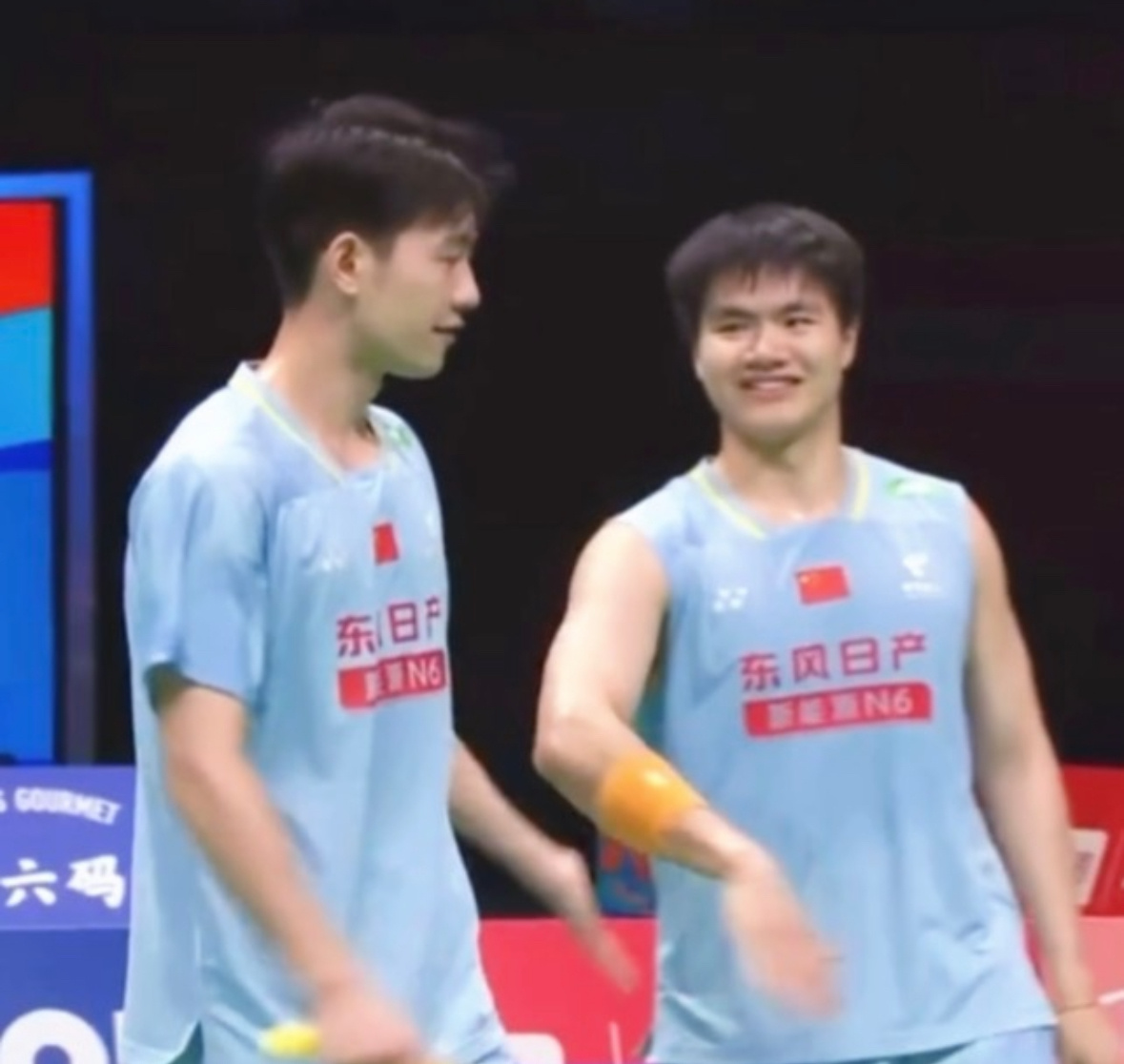 亚锦赛赛场甜度拉满！梁王又默契上了 神仙搭档双向奔赴，国羽男双王牌组合太好嗑！梁
