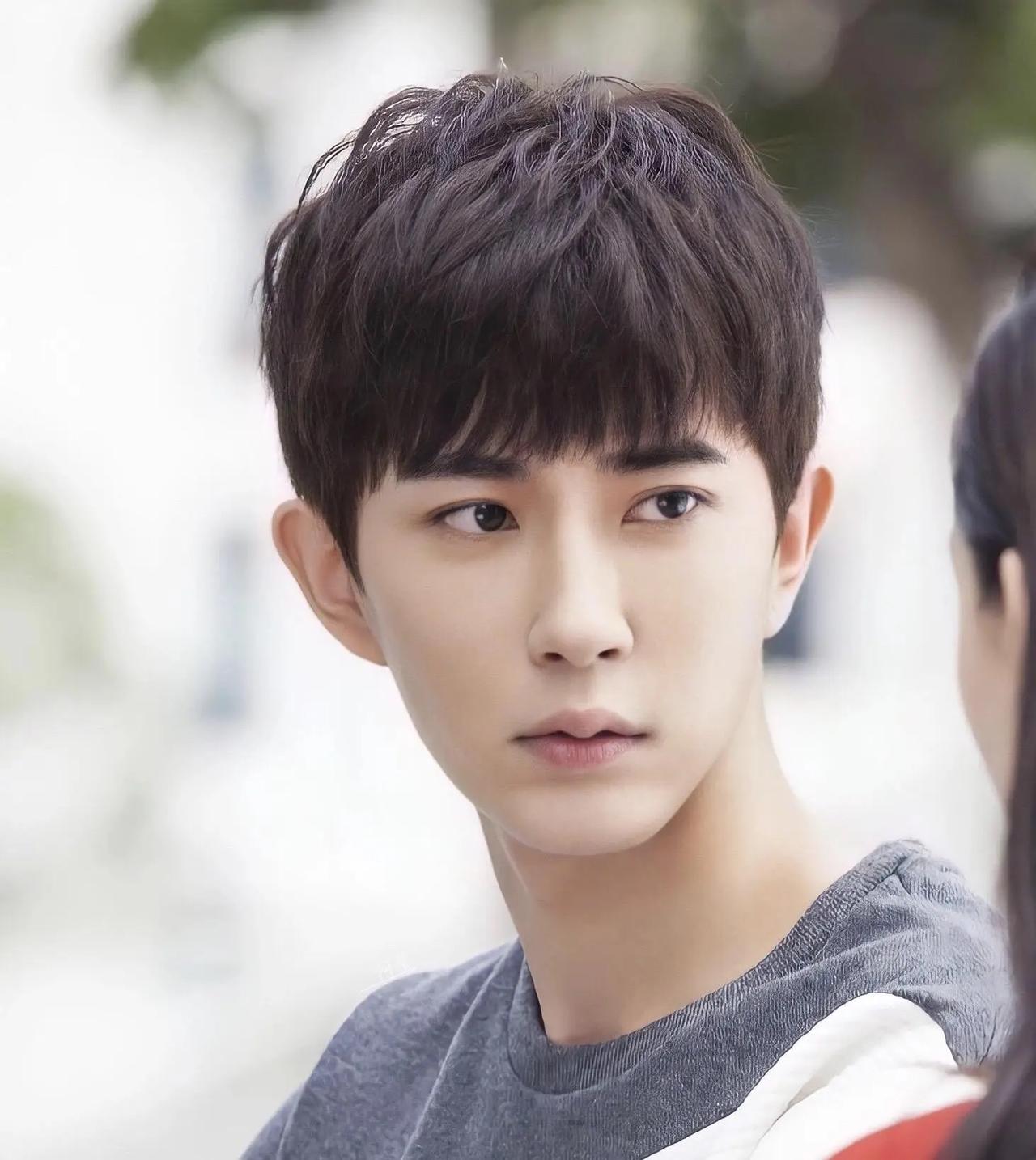 他历经沧桑，却始终保持一颗赤子之心，对待工作热忱满满，对待学生始终不渝，对待家人