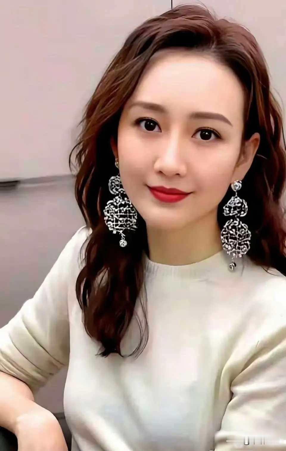 王鸥孕期被劈腿，
退礼金不互怼，

产后28天带娃拍戏

王鸥在怀孕的时候，
发