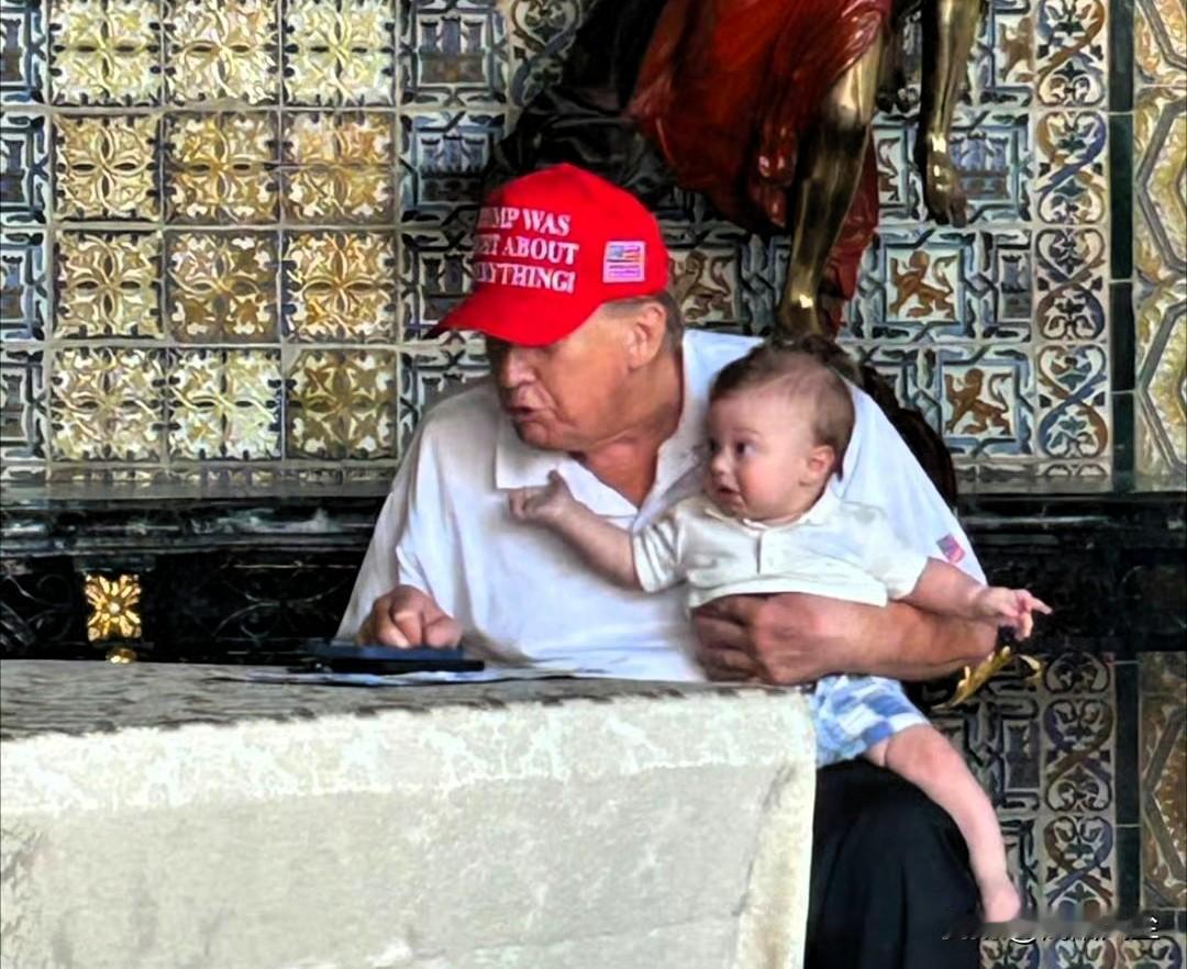 看娃大爷正在用手机通过社交媒体发号施令。

娃娃一副惊恐表情:“这老头子要打仗了