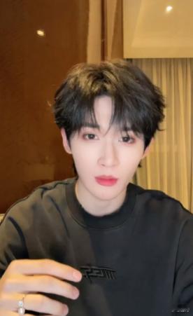 余宇涵下班直播直播里说自己最近胖了，还委屈巴巴地问“你们会不会不喜欢我了”，怎么