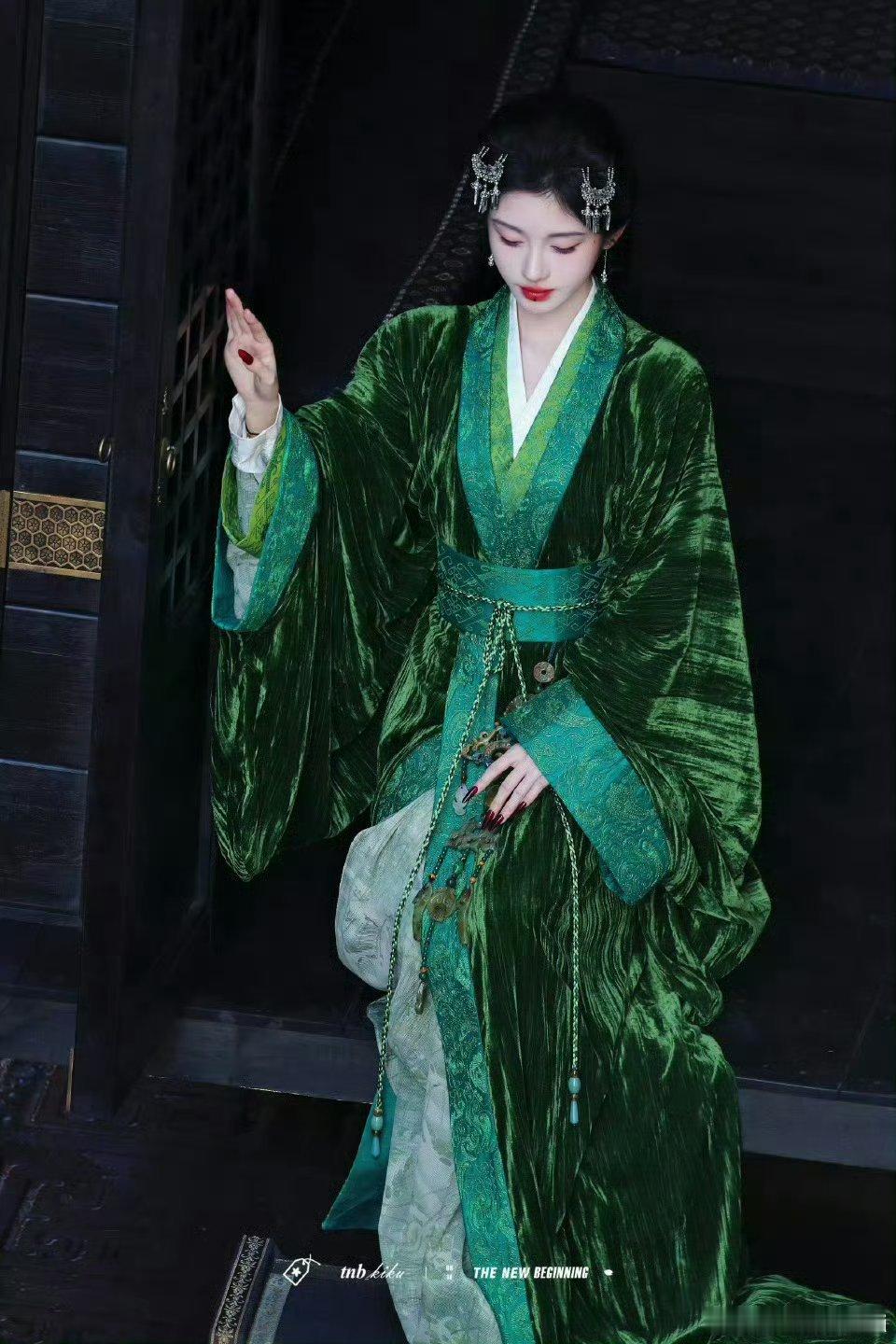 来欣赏一下鞠婧祎露芜衣丝绒绿裙角色妆造 搭配红唇红甲 果然鞠婧祎就适合妖艳的美啊
