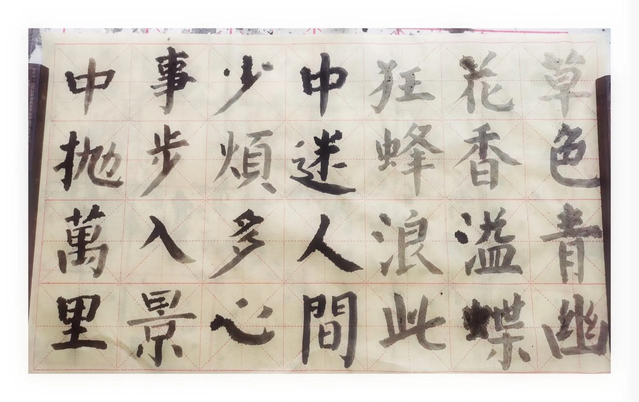 ......花径闲步.....

草色青幽花色溢
蝶狂蜂浪此中迷
人间多少烦心事