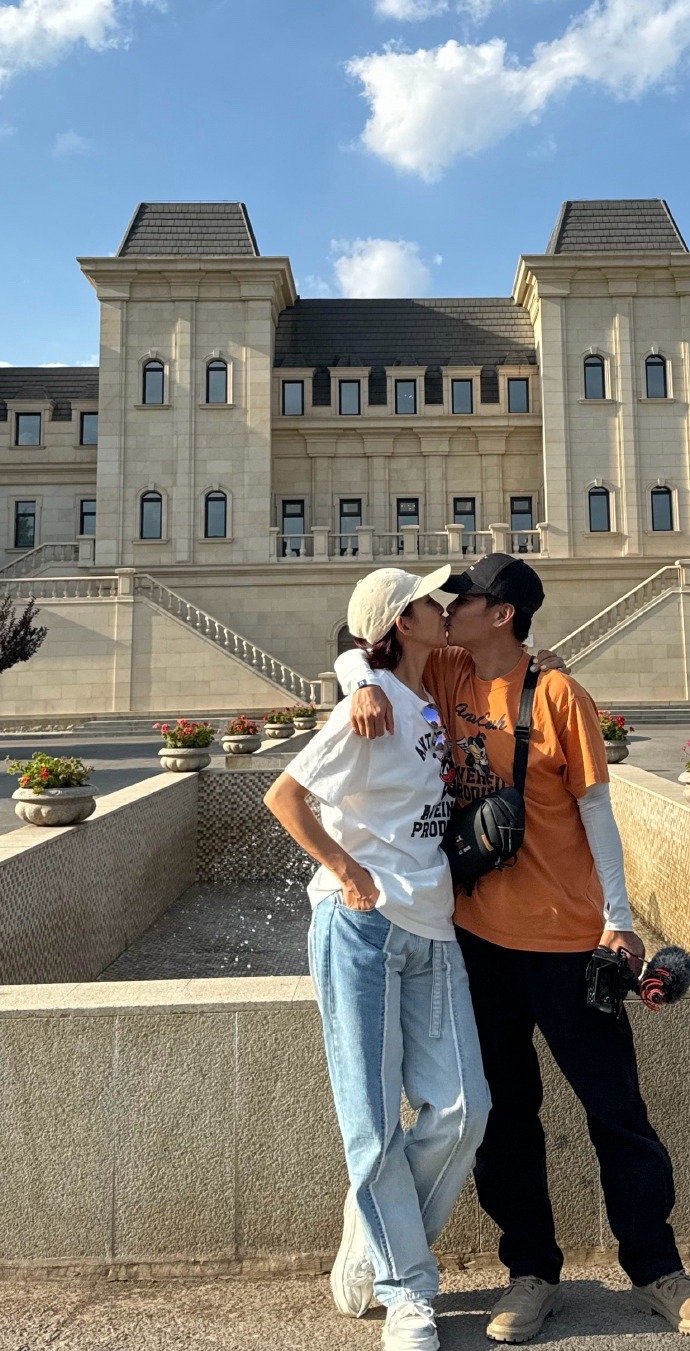 #蔡少芬晒与张晋亲吻照#蔡少芬晒与张晋亲吻照，真夫妻就是 最 好 嗑 的！！我又