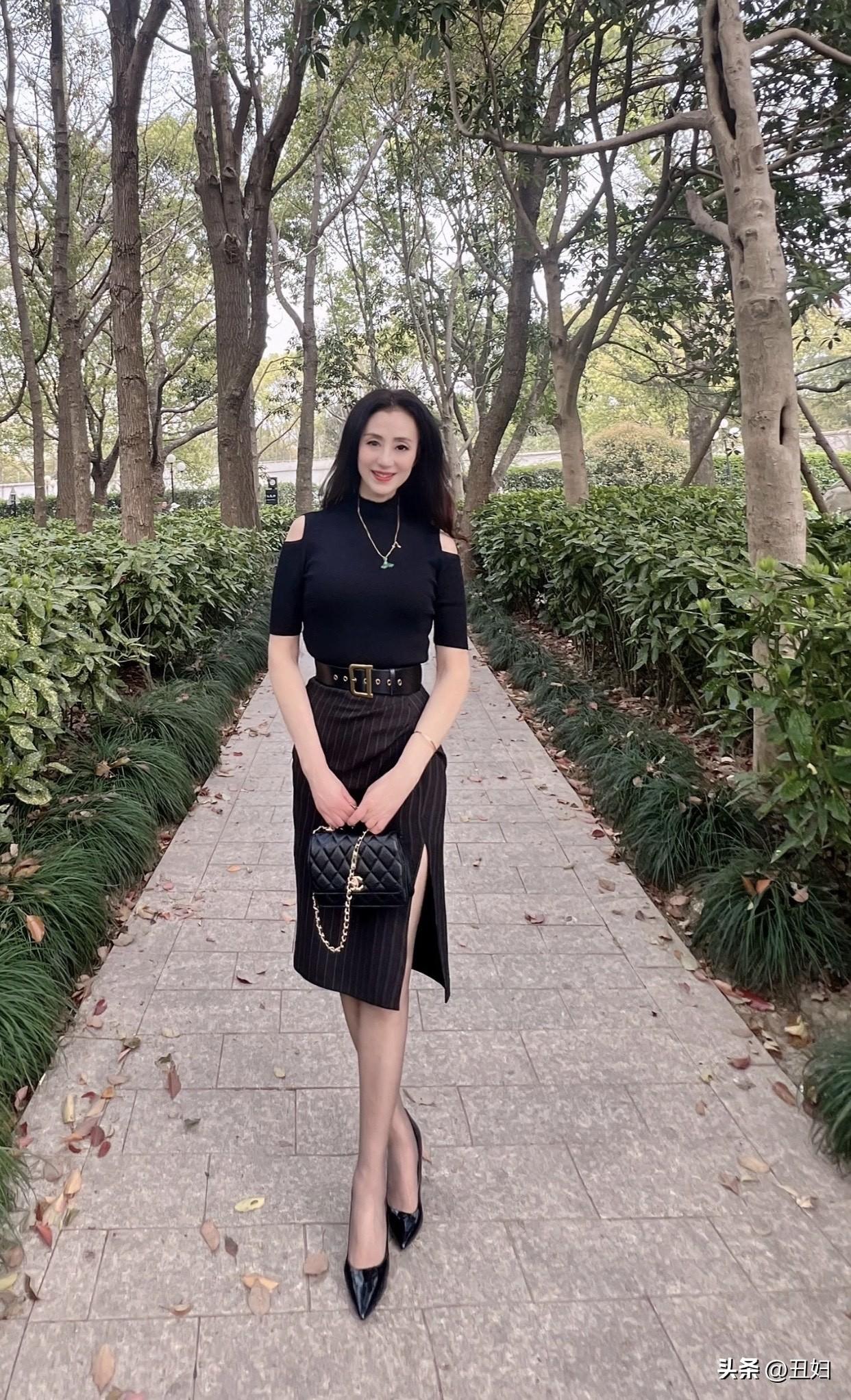 高级又显气质的极简风该怎么穿?选择基础色单品，像黑、白、灰等，不易出错。