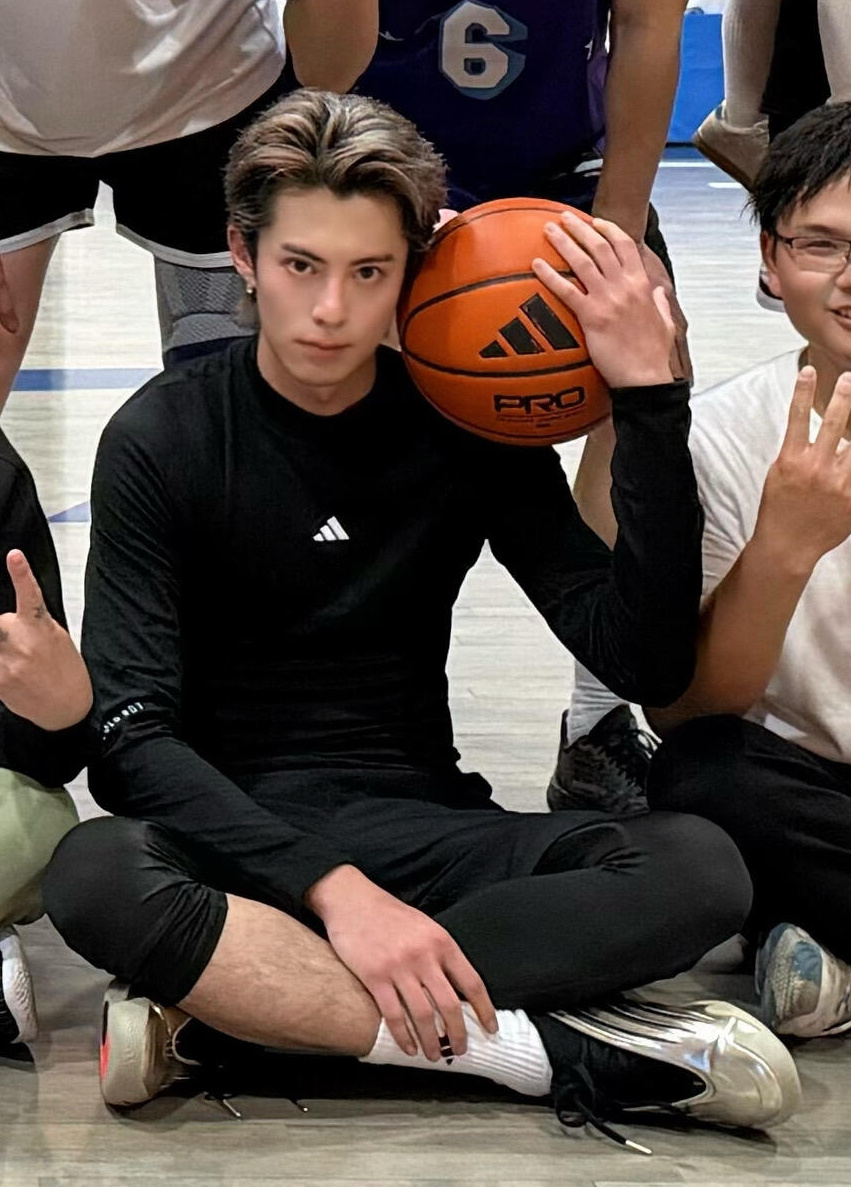 哈哈哈哈一个合格的阿迪达斯代言人阿迪达斯品牌全系代言人王鹤棣