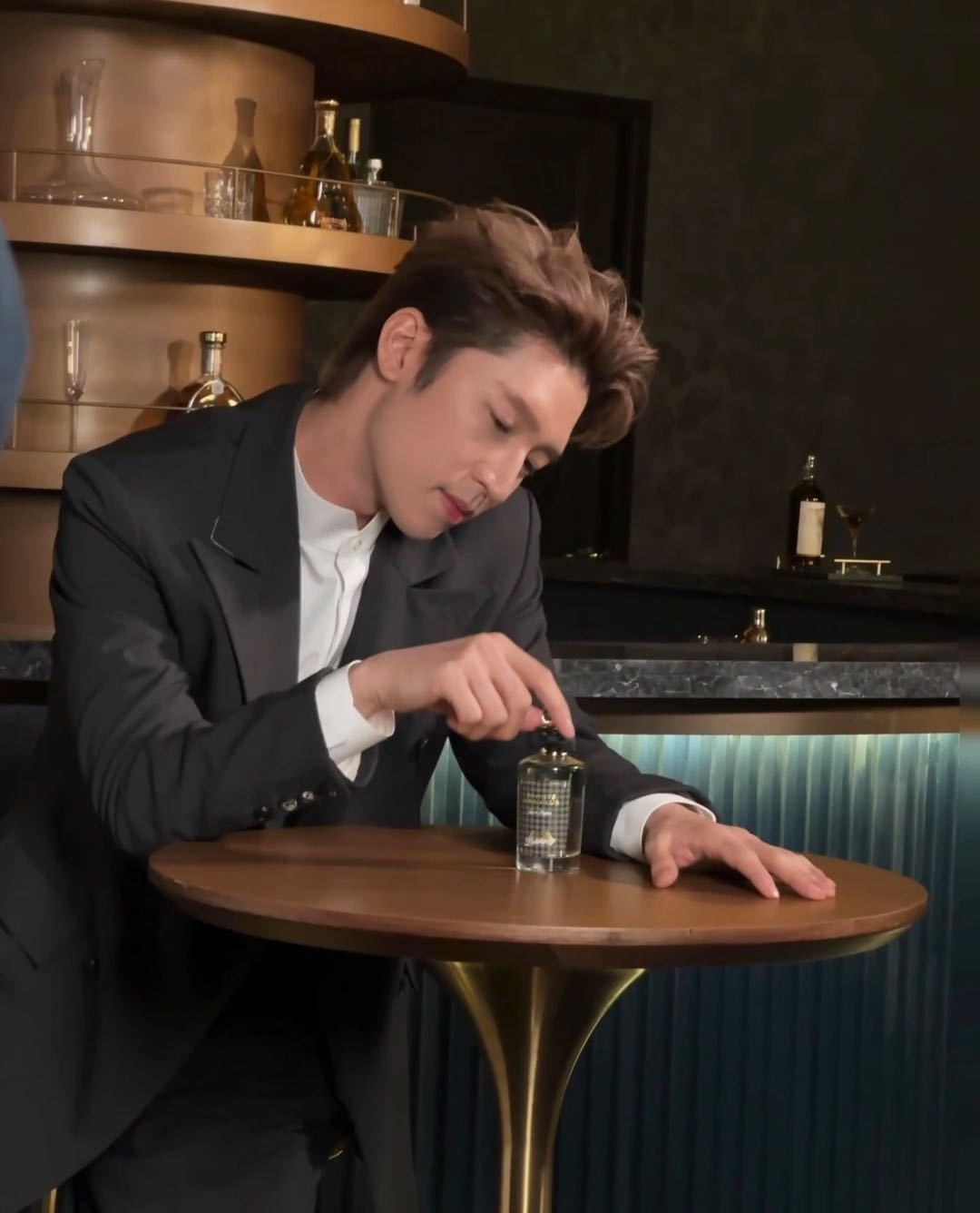 孙阳背头港风造型孙阳西装矜贵感纯白衬衫搭配西装，解锁复古绅士格调 