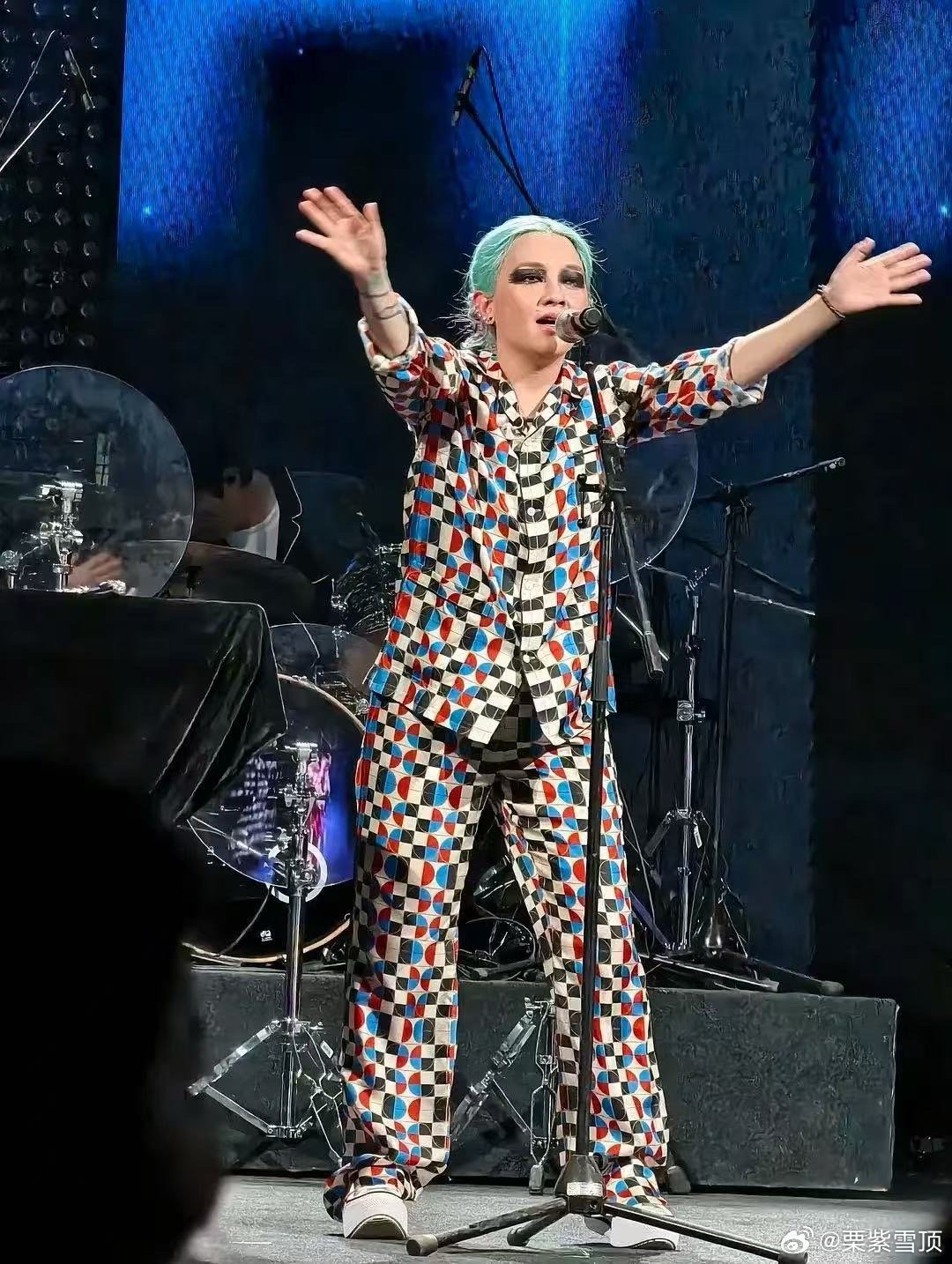 范晓萱睡衣演出好美的精神状态一身花格子睡衣就把舞台炸翻了，睡衣演出[太开心]苏晓