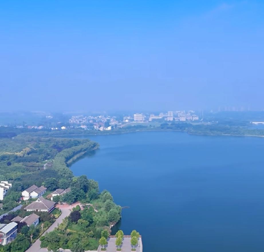 立秋时节曹县八里湾，碧波辽阔，水天一色