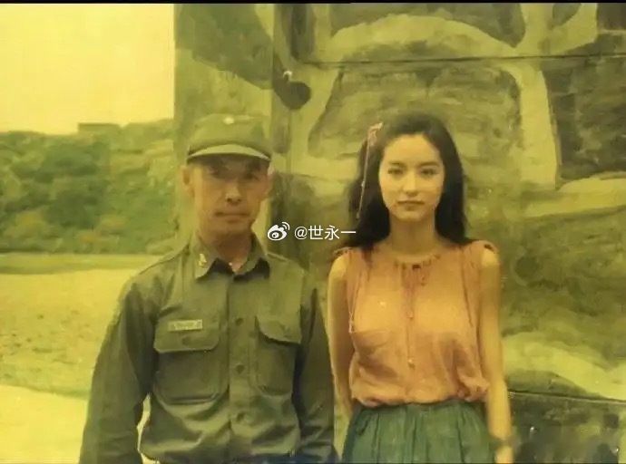 林青霞早期的合照，她的颜值放到现在什么水平啊 