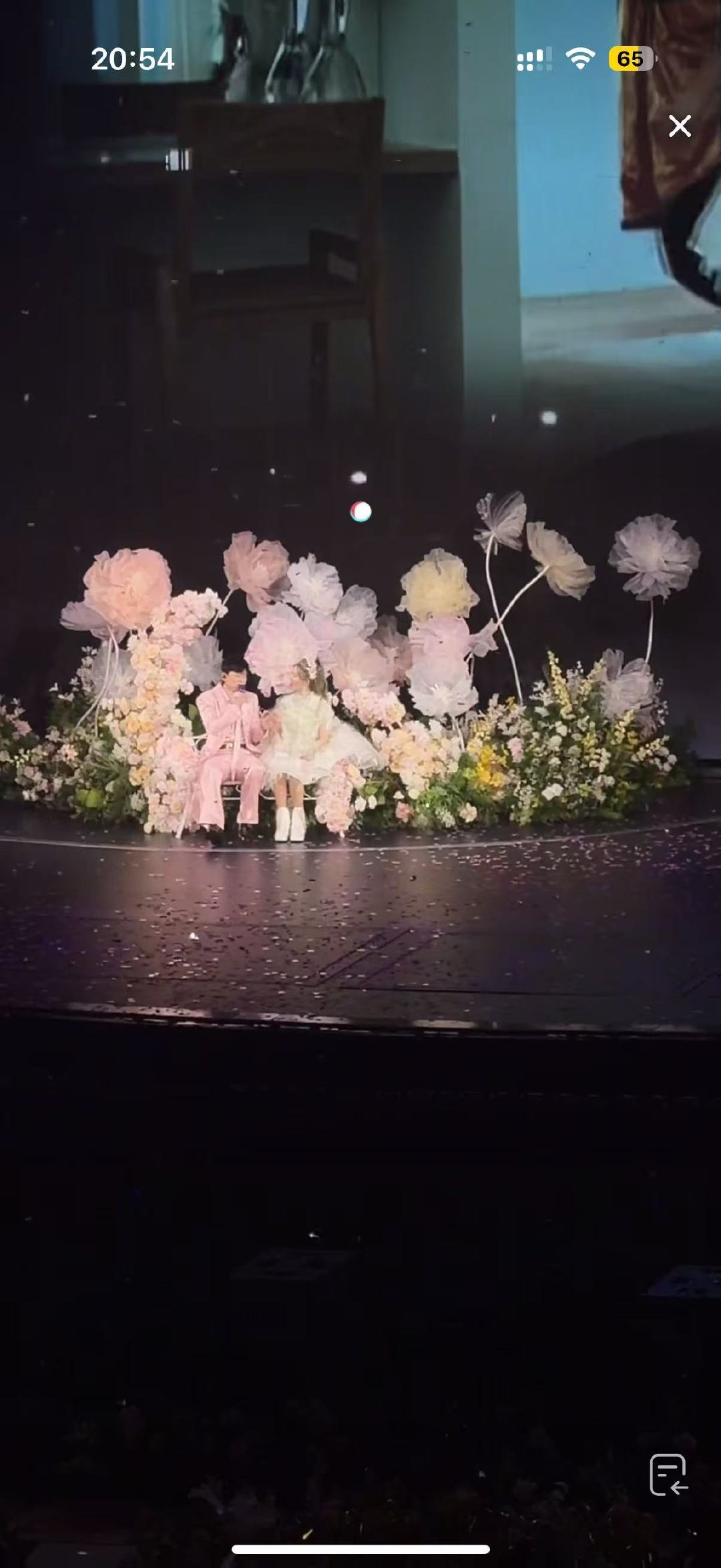 谢娜张杰演唱会合唱明天过后 谢娜铺垫了好久，说要和粉丝合唱，结果音乐一响，张杰直
