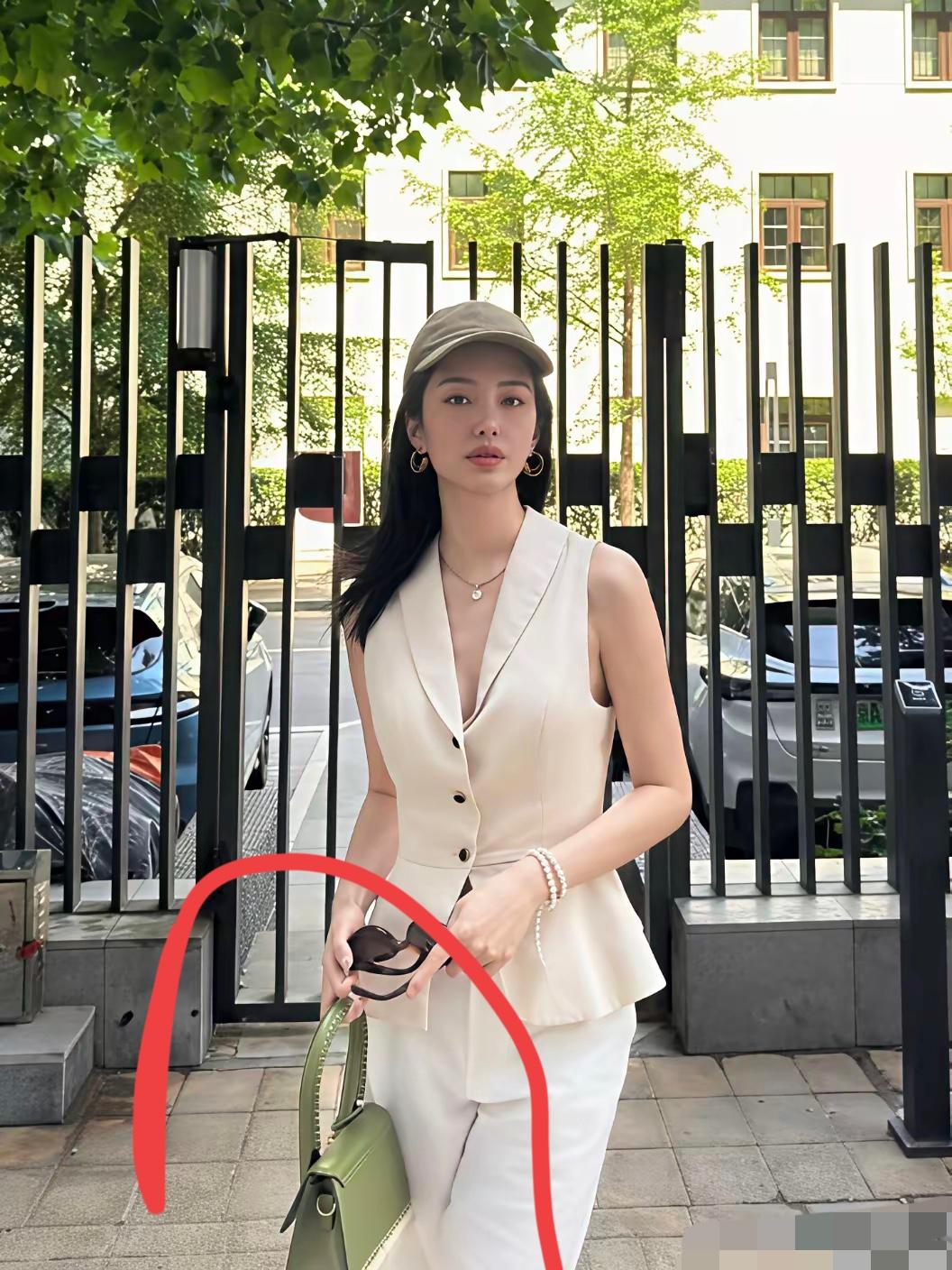 杨采钰的气质真好，请问一下他拿的包值多少钱