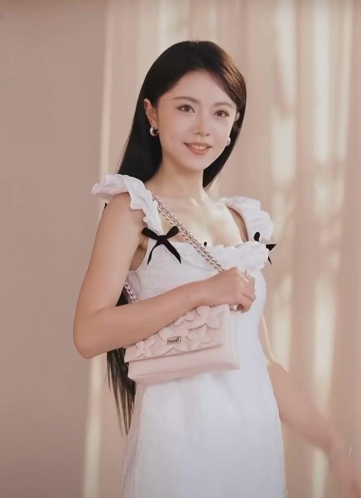 很美萌
赵今麦白色小飞袖连衣裙造型赵今麦披发白色小飞袖连衣裙 ​​​