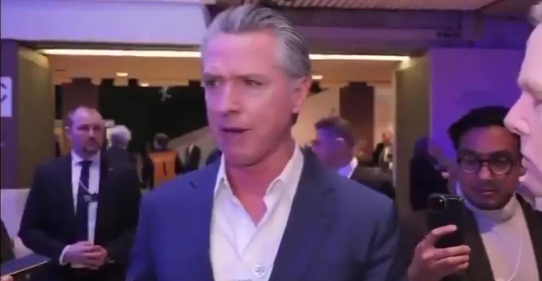 🚨最新消息
加州纽森 在达沃斯会场，公开讨论美国🇺🇸和美国总统川普！太搞笑