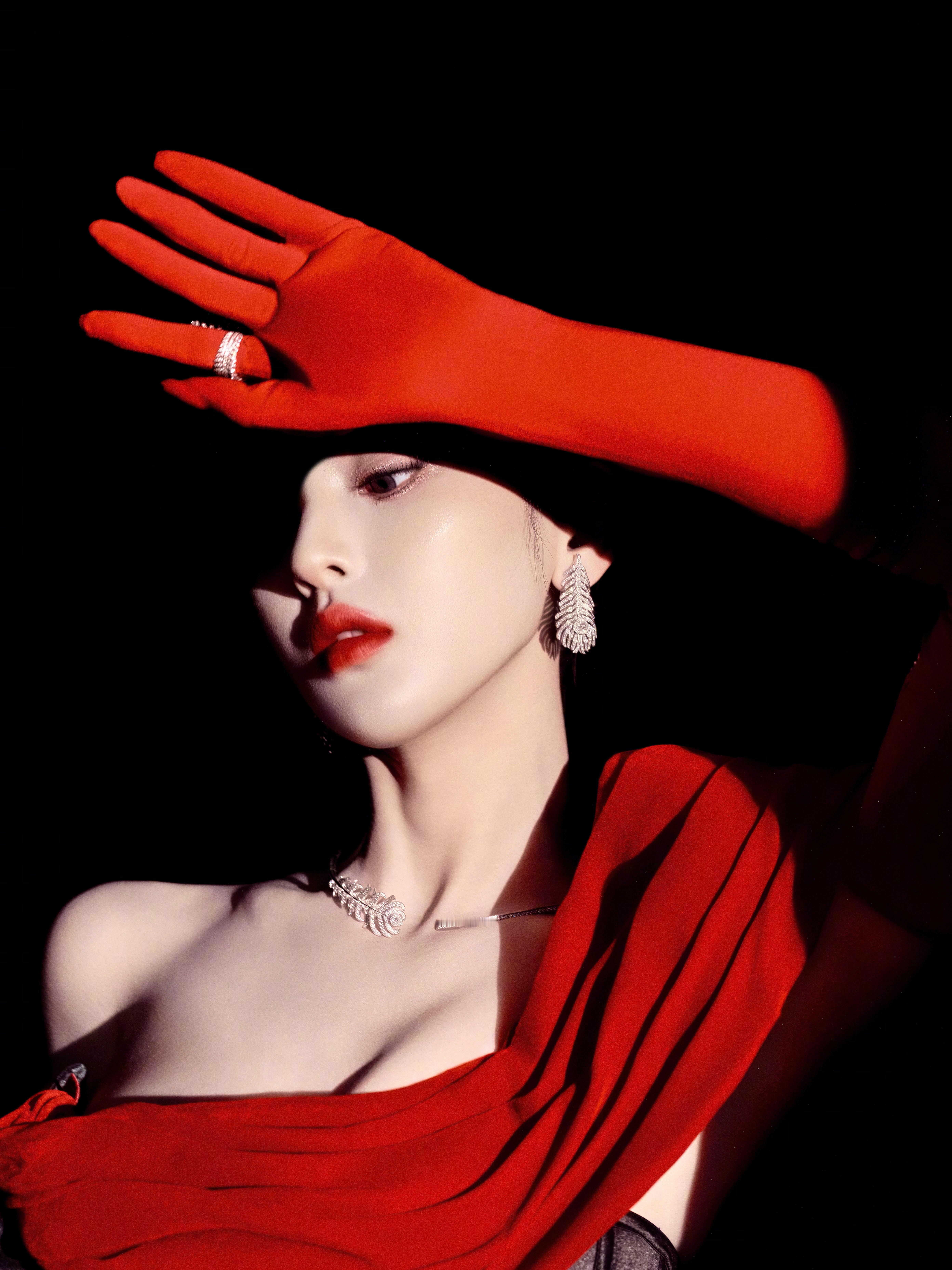 杨超越 x Boucheron杨超越出席2025视界大会的造型，身着LouBe红