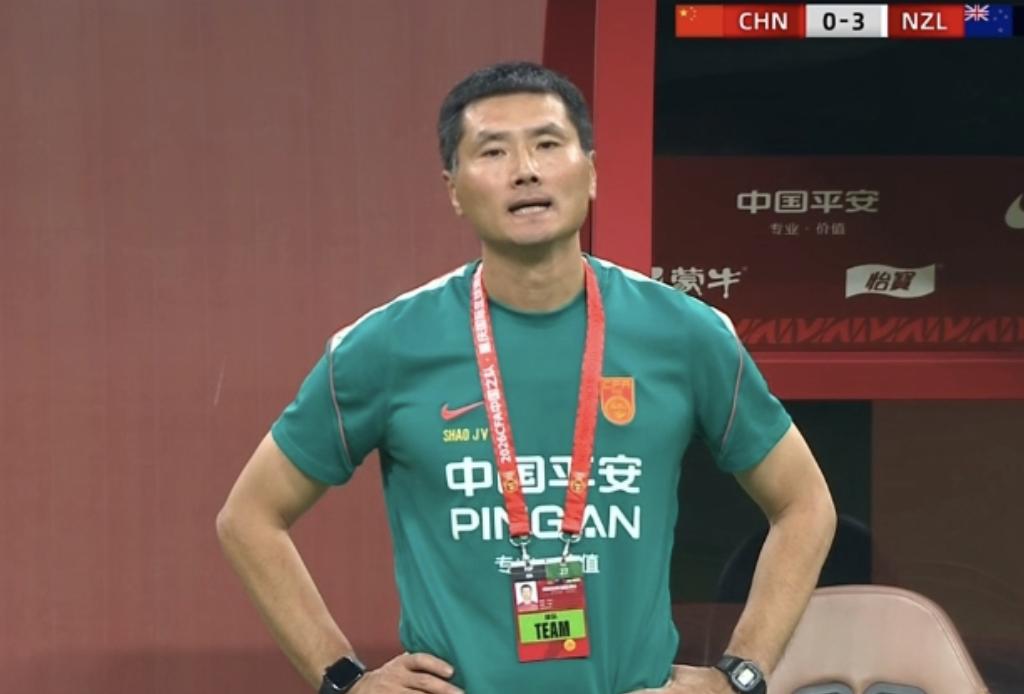 国足和新西兰的友谊赛0-3完败，最后一个丢球，进球的新西兰队员欧文-帕克身高只有