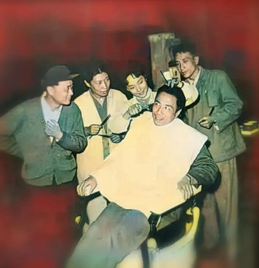 《女理发师》工作照，
李纬在电影里出现过吗？还是只给丹凤实践一下，王老师说那时别