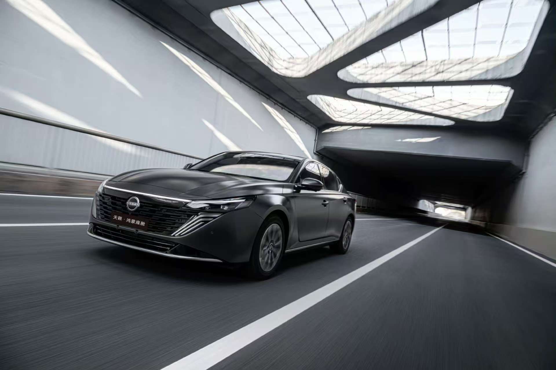 燃油车这次真的“站起来”了！ 你们看鲁大师的驾舱流畅榜，日产天籁装了鸿蒙座舱后，