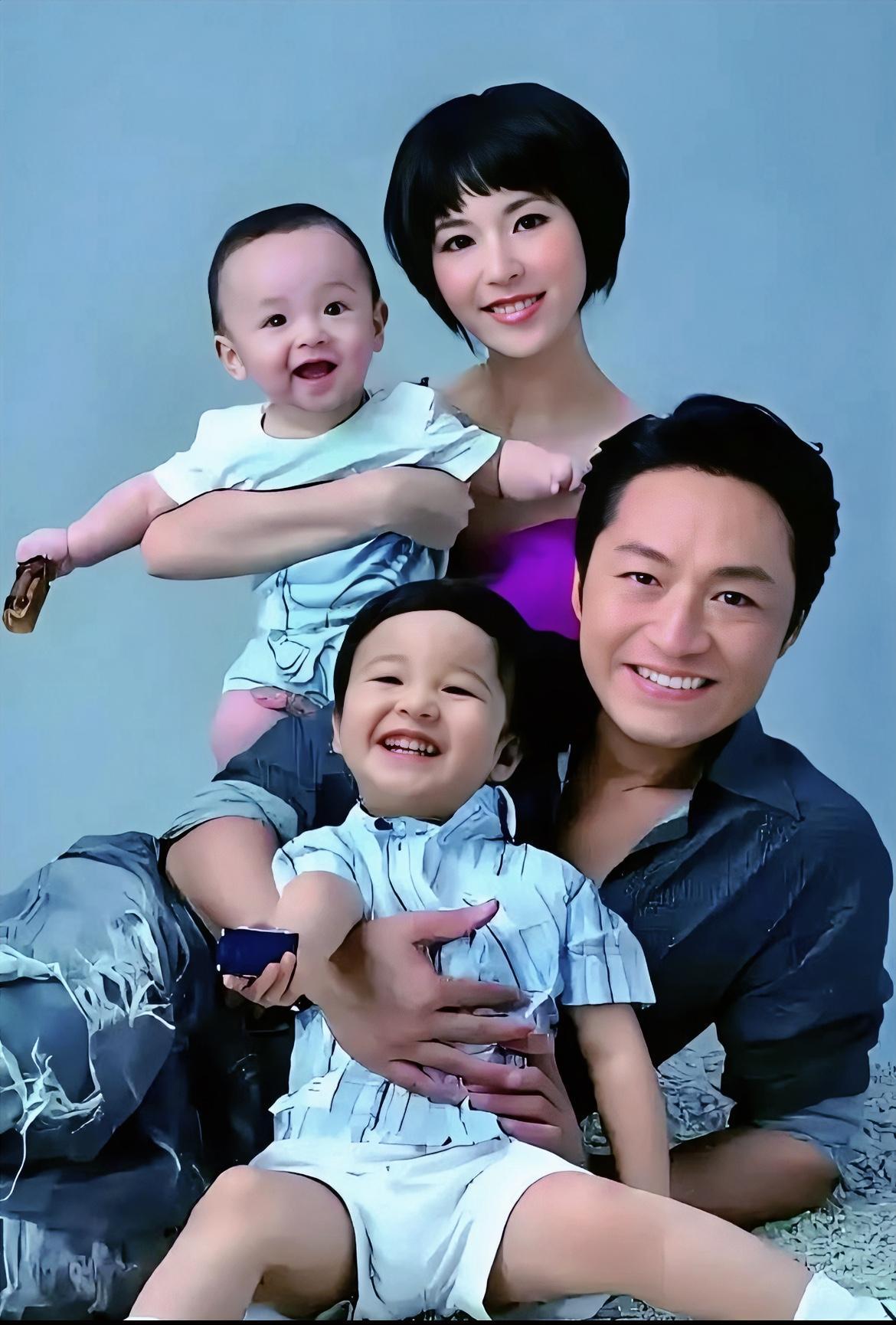 这是马景涛与前妻吴佳妮以及两个儿子的全家福，已经过去了很多年！
起初并不知晓吴佳