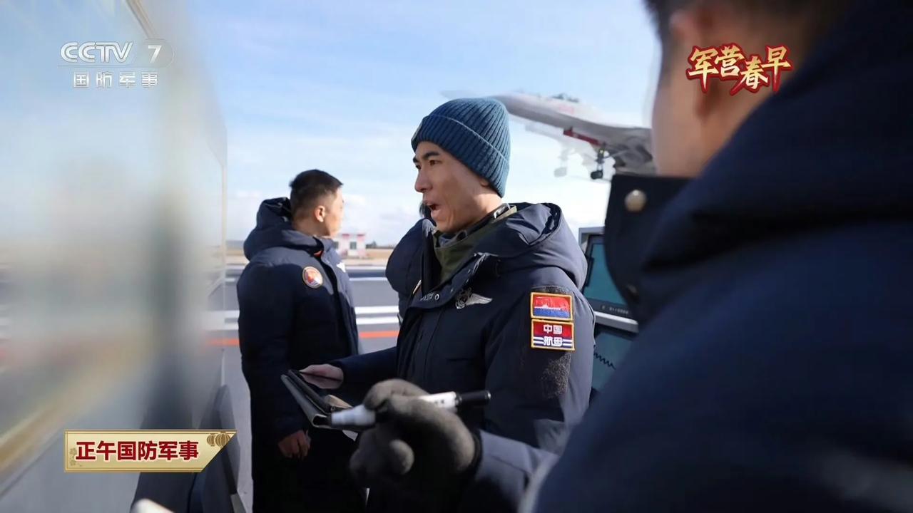 根据央视报道，海军航空兵某部指战员同志们正在日以继夜的进行航空母舰着舰的训练。
