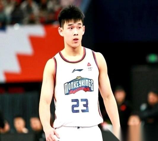 CBA上赛季的得分王，把国内顶薪合同扔了，跑去美国读大学打球了。
对，你没听错。