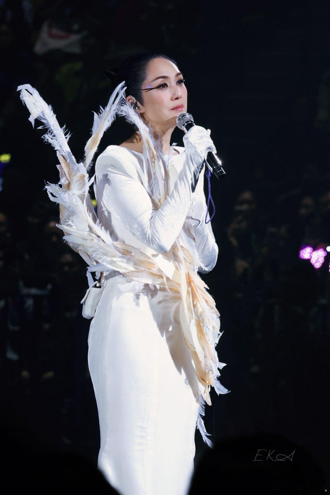 杨千嬅稀客重回红馆已是大合唱 刷到现场的瞬间就被狠狠戳中！热烈的欢呼、共振的心跳