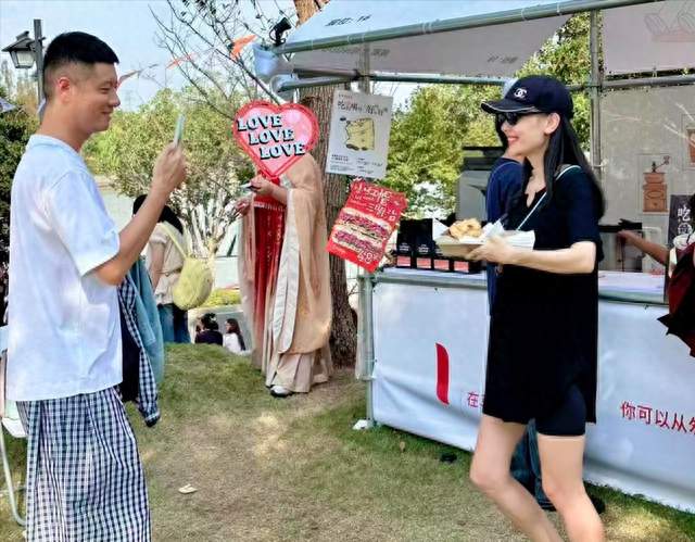 孙骁骁挺6月孕肚逛戏剧节，四肢纤细不显肚子，真人白到发光超美