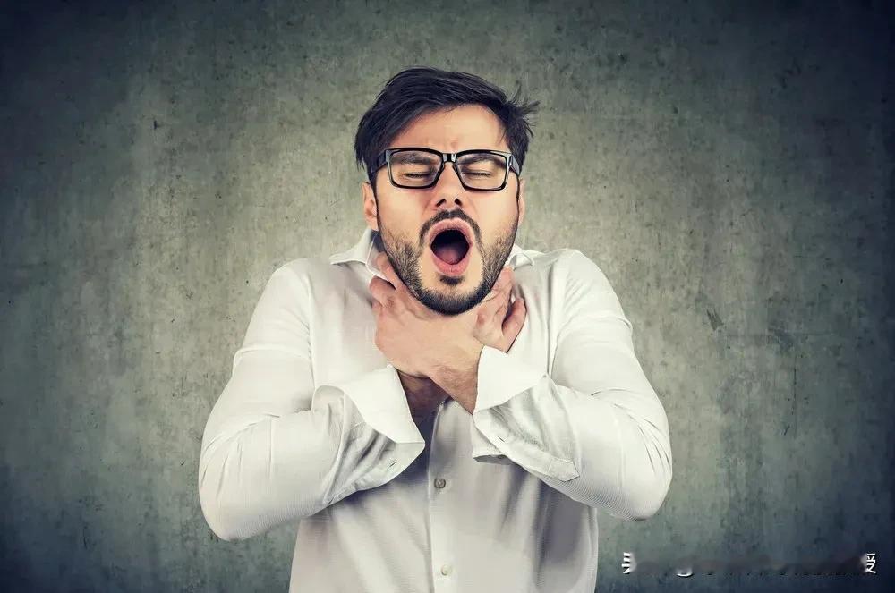 治疗慢阻肺常用的药物有:

一：长效的支气管扩张剂，比如噻托溴铵。
二：长效的支