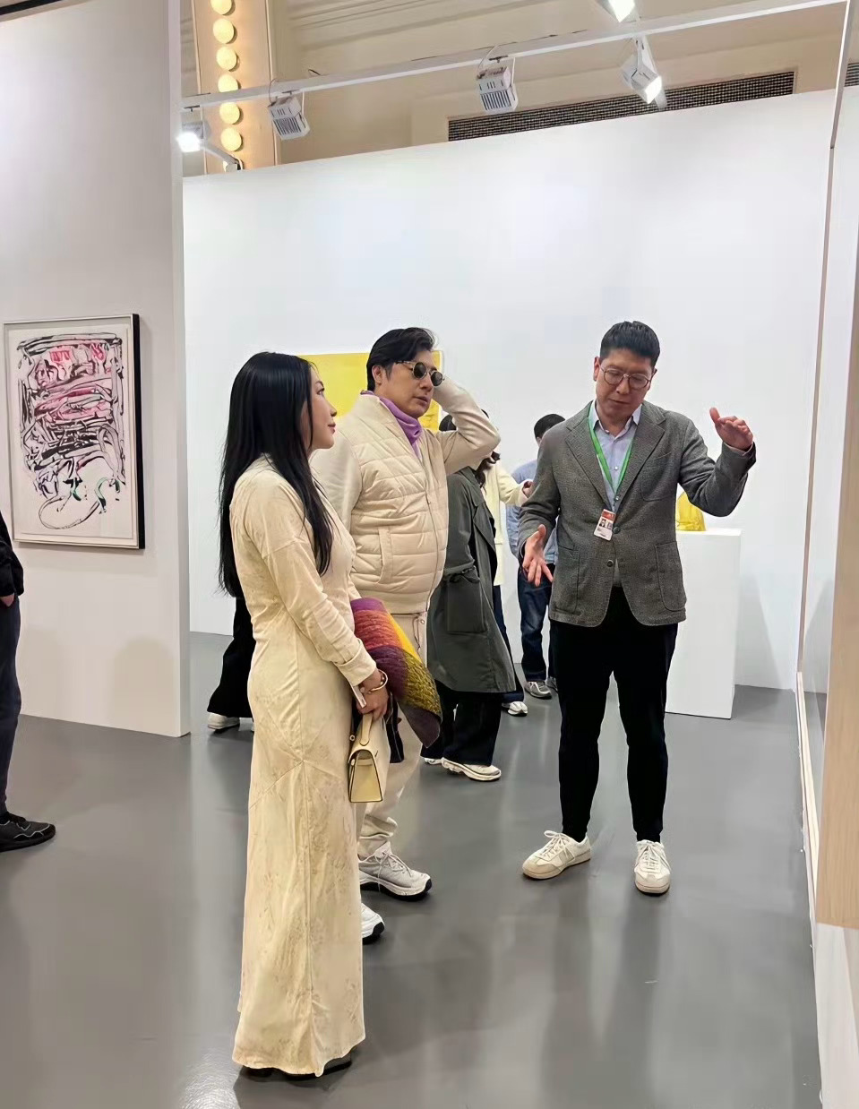 有网友拍到王岳伦和一女子看展