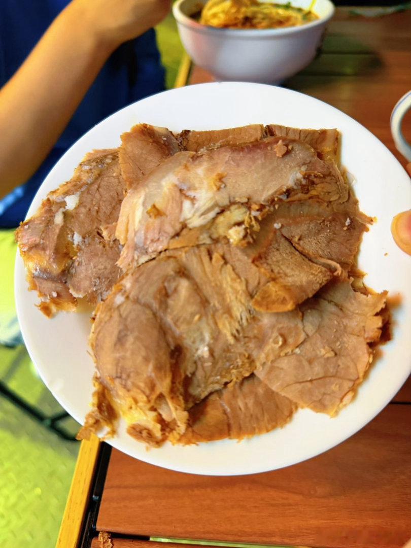 兰州牛肉面简直香到外太空了！兰州 本地美食家带我们咥面，简直翻山越岭，钻进一个小