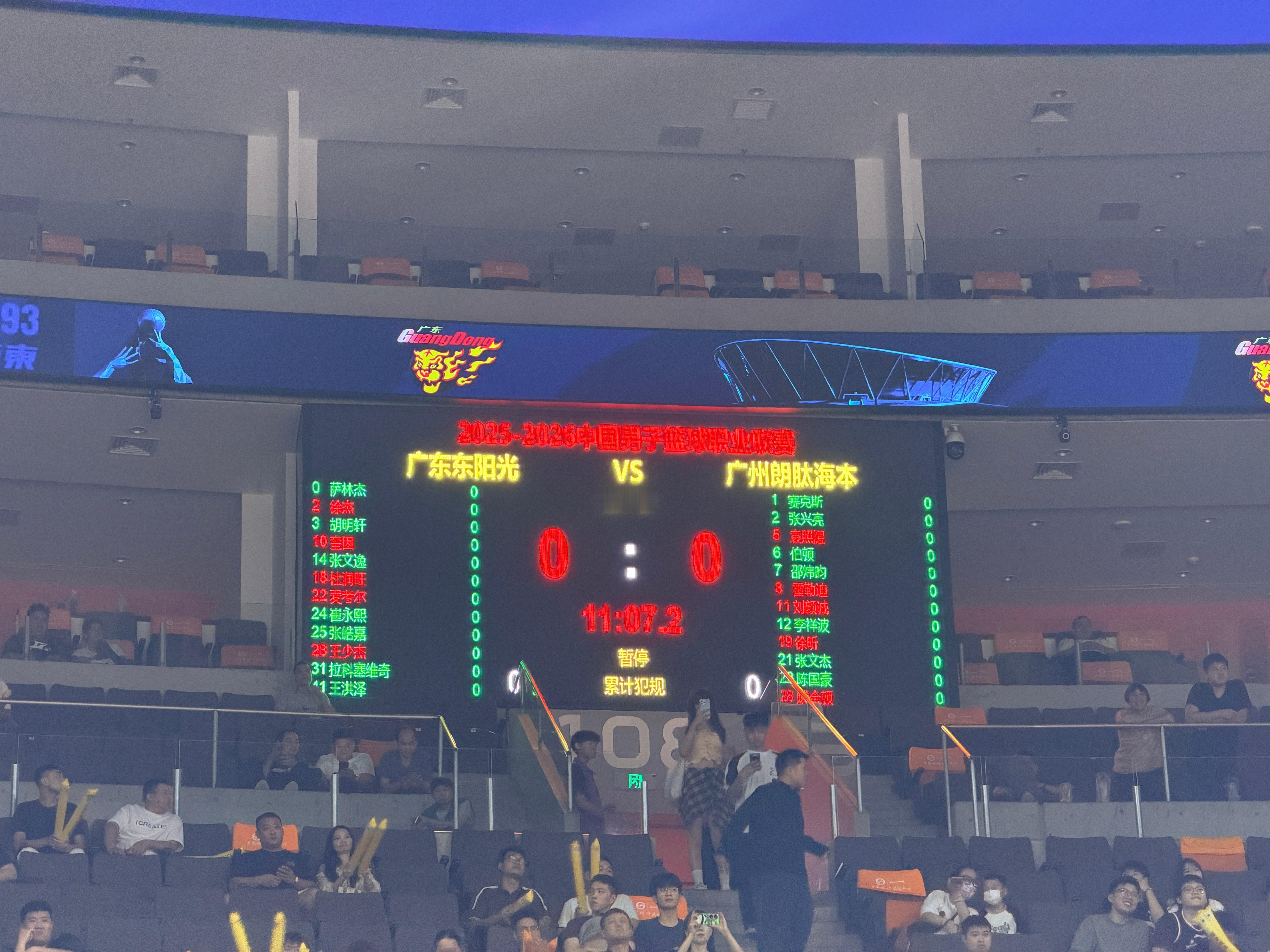 本场首发，广东：徐杰 奎因  杜润旺 麦考尔 王少杰；广州：袁照耀 霍勒迪 刘颜