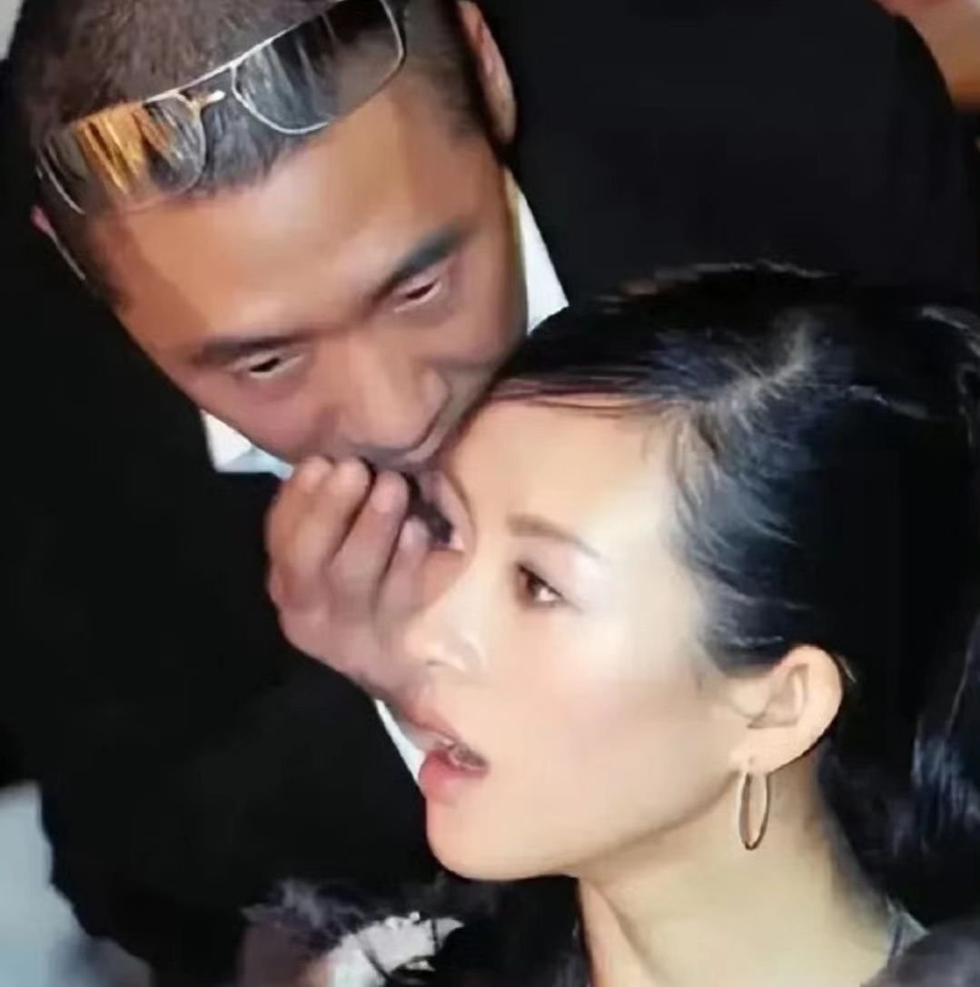 看看章子怡与哥哥的合照和张柏芝与弟弟的合照，张柏芝、章子怡果然是中了基因彩票！ 