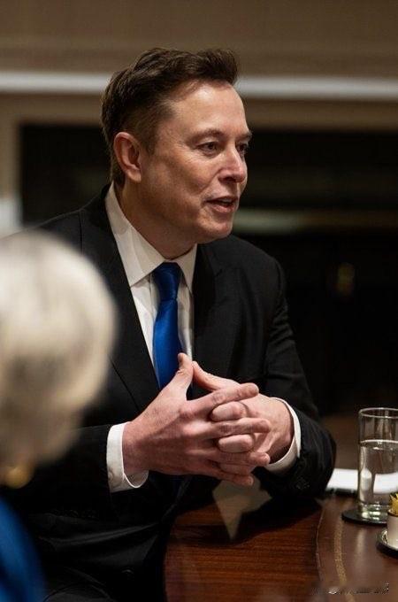 马斯克身价突破5000亿美元，也就是3.6 万亿人民币，他是地球上最富有的人，也