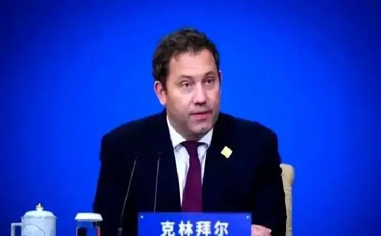 快讯！快讯！
这趟见面，真正触到对方神经的，不是礼节，而是话题的维度被换了。他拎