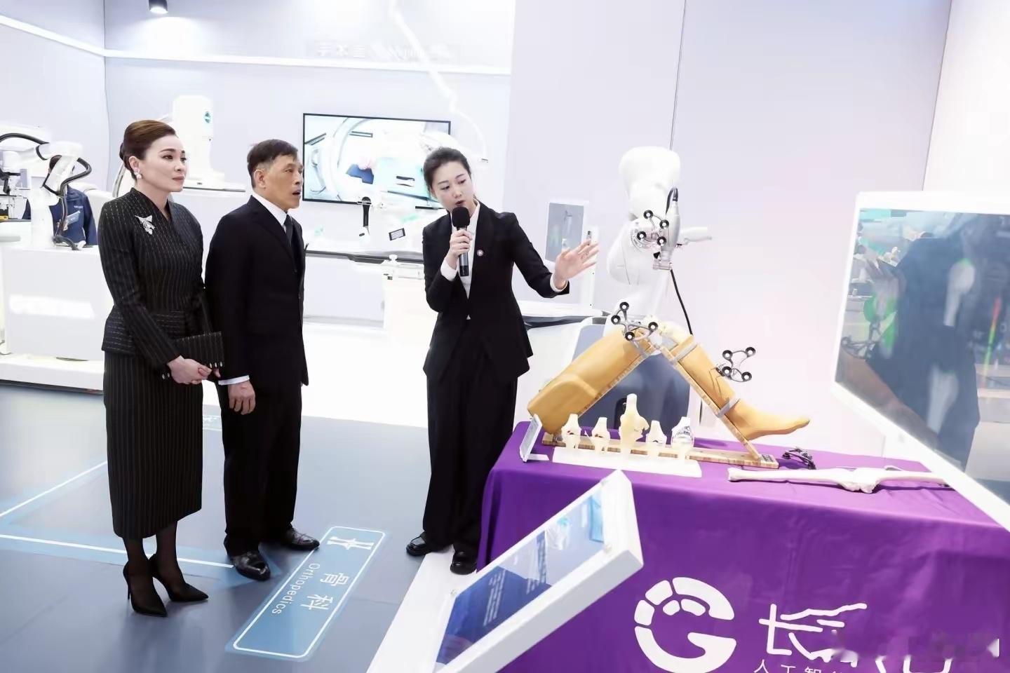 泰国国王王后参观机器人。 