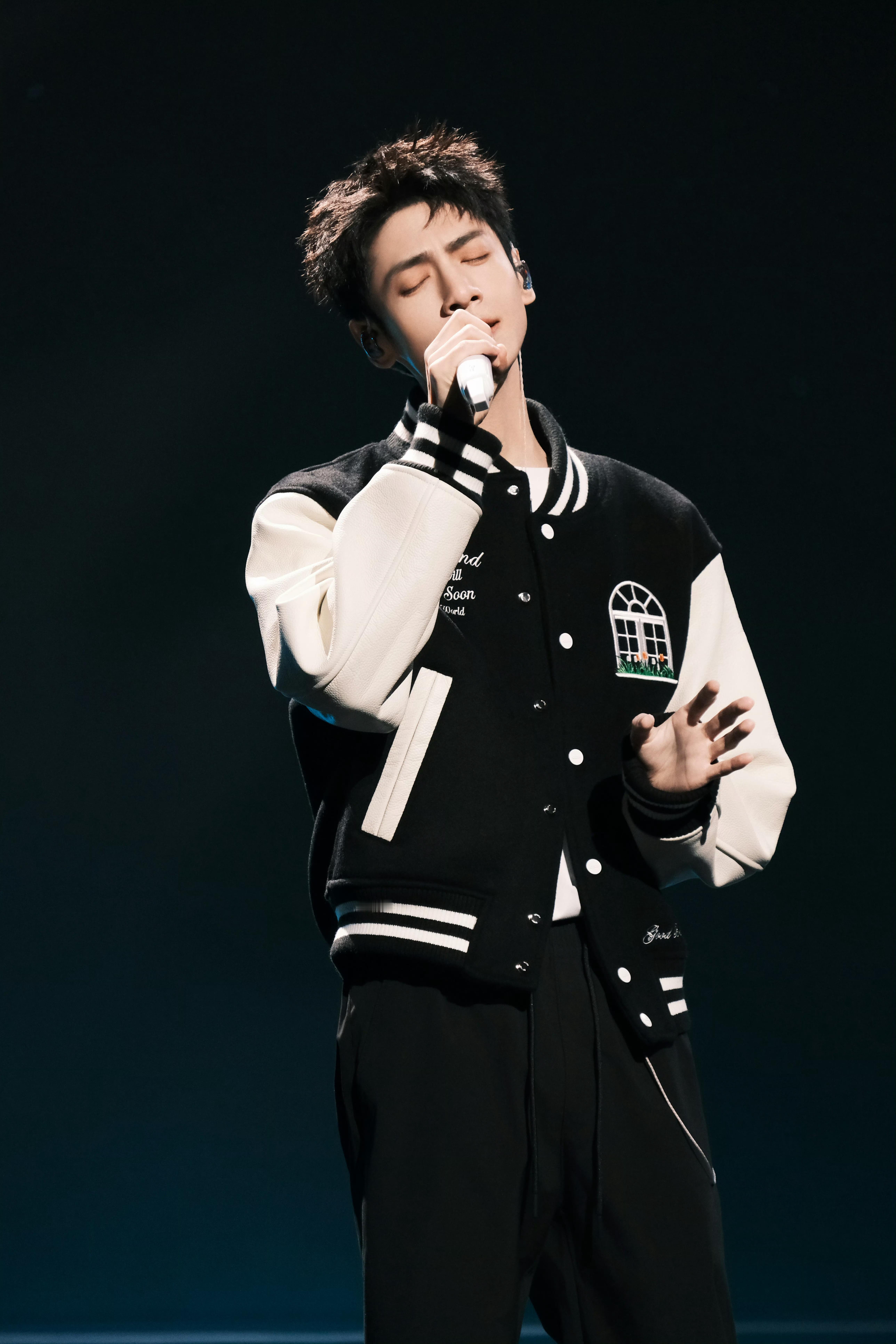 罗云熙工作室🧣2025.11.02置身光华中，勾勒从容气度。明天见🎙️ 罗云