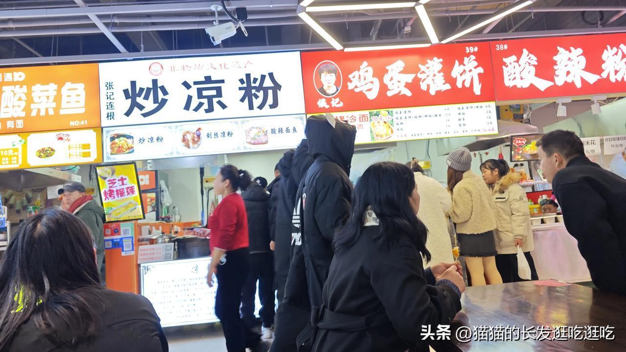 开封人太实在了

开封鼓楼书店街溜达，
到小吃街顺便吃点再回酒店，
要了一笼烧麦