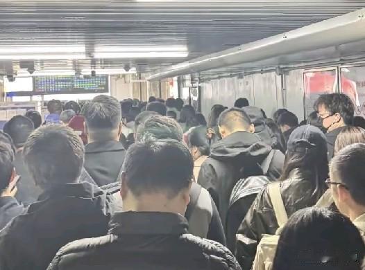 排长队！北京地铁晚高峰安检严查，网友疑惑原因
 
不少打工人最近下班坐北京地铁，